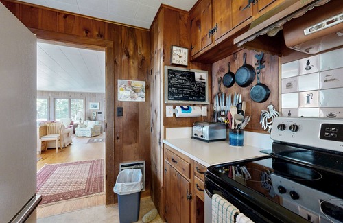 West Southport House | Beachfront Delight with detached guesthouse, private beach access, Dog-friendly