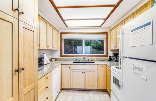 Oceanside Cottage | Beachfront Dog-Friendly Cottage with Private Hot Tub, Fireplace & Ocean Views