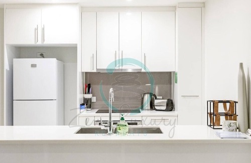 Darwin City Centre Condo | Beachfront Haven: Sea View ~ Pool ~ Outdoor Dining