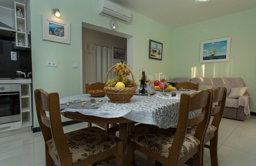 Poljica Ski Chalet | Beachfront Holiday Home with pool MaMi