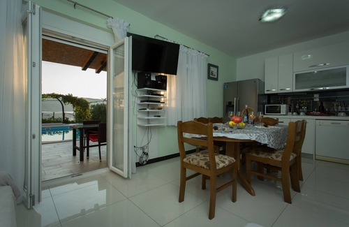 Poljica Ski Chalet | Beachfront Holiday Home with pool MaMi