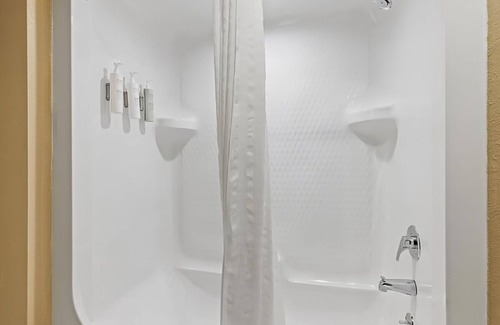 Houghton Lake Hotel | Beachfront Hotel
