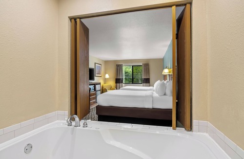 Houghton Lake Hotel | Beachfront Hotel