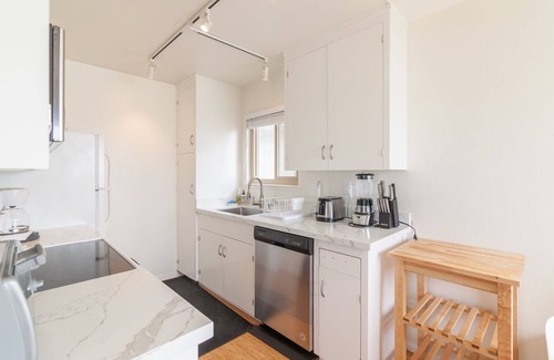 Pacifica House | Beachfront Ocean Views 20 Mins to SF!