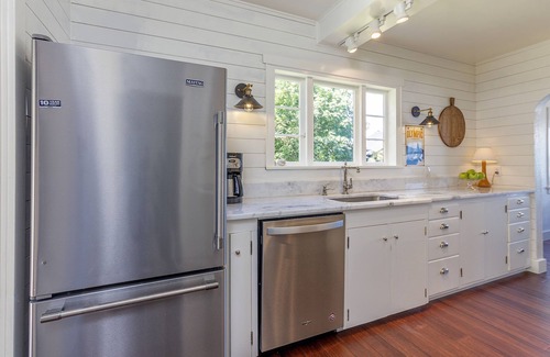 Longbranch House | Beachfront retreat with Mt. Rainier views