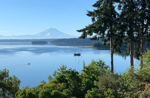 Longbranch House | Beachfront retreat with Mt. Rainier views