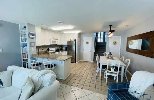 East End House | BEACHFRONT and DOG FRIENDLY nCome watch the dolphins play!