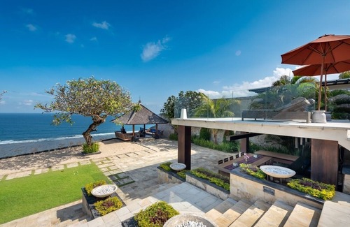 Kutuh Villa | Beachfront View with 7 Bedroom Villa in Uluwatu