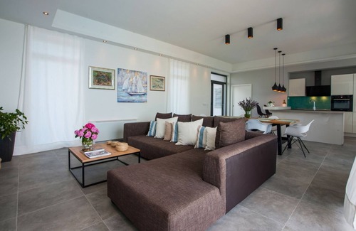 Sutivan Villa | Beachfront Villa Endora with Pool