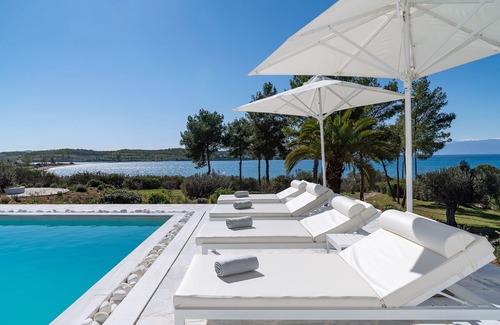 Kilada Villa | Beachfront Villa Seascape in the Greek Riviera
