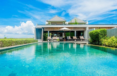 Cemagi Villa | Beachfront1, 3 Bedroom Villa, Car+Driver, Cemagi
