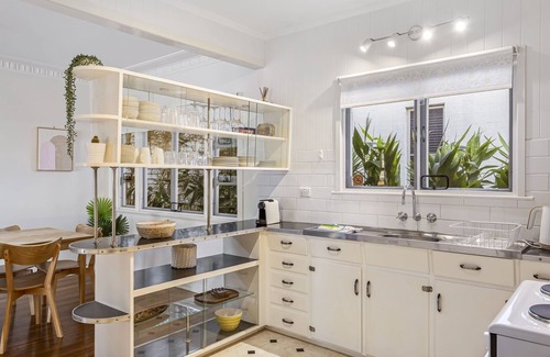 Scarborough House | Beachside 3-Bed family Home with Parking & Veranda