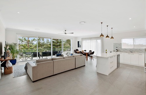 West Busselton Apartment | Beachside 880 beachfront luxury Apartment with Sunset views from the balcony.