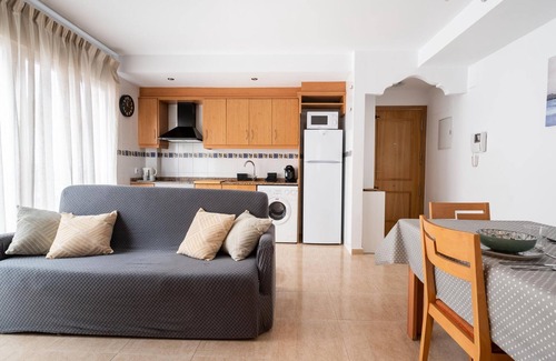 Sagunto Apartment | Beachside Bliss: Cozy 2BR Apartment, 80m from Sand, WiFi, AC/Heating