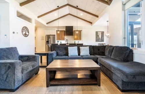 Zurich Cottage | Beachside Escape | Hot Tub & Unwind by the Beach | Enjoy Grand Bend & Bayfield