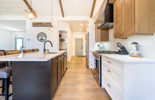 Zurich Cottage | Beachside Escape | Hot Tub & Unwind by the Beach | Enjoy Grand Bend & Bayfield