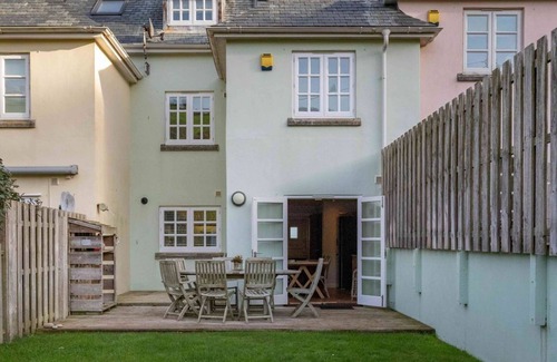 Chillington House | Beachside family house sleeps 8 pet friendly