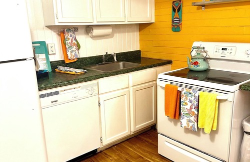 Tybee Island Apartment | Beachside Hideaway: Cozy Retreat Steps from Tybee’s South Beach