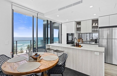 Burleigh Heads Apartment | Beachside Luxury in Burleigh Heads!
