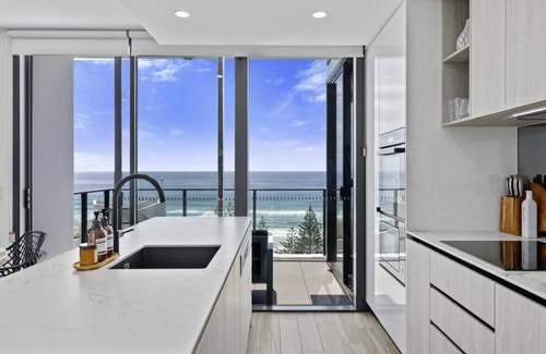 Burleigh Heads Apartment | Beachside Luxury in Burleigh Heads!