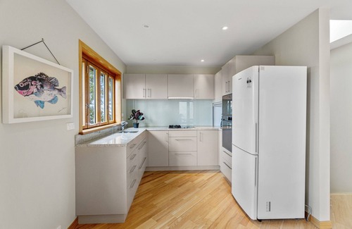 Auckland Region Cottage | Beachside Luxury - Laingholm Holiday Apartment