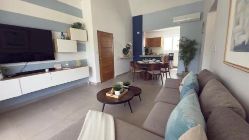 La Iglesia Apartment | Beachside Pool Apartment With Parking & Washer