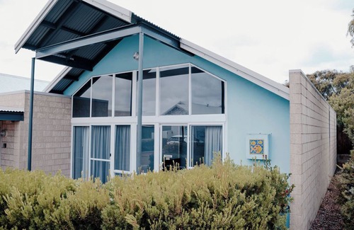 Collingwood Park Villa | beachside villa - just 5 mins walk to the Middleton Bay beach