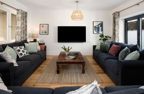 Teignmouth House | Beachside Village House withParking, sleeps 14 all en-suite, freshly renovated