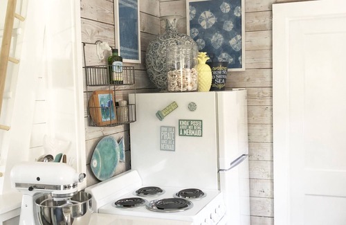 Old Town Cottage | Beachy-Chic In Old Town At The Sea Biscuit Cottage, Pets Welcome
