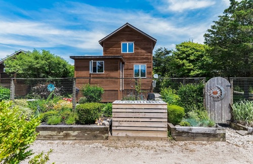 Ocean Bay Park Apartment | Beachy cottage steps from ocean with A/C & outdoor shower