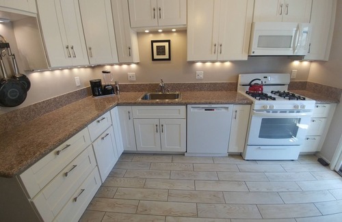 Crown Point Cottage | BEACHY CUTE COTTAGE . Air Con. Nurses-DOD-parking-patio-PB! 500 steps to beach