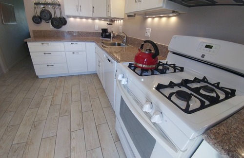 Crown Point Cottage | BEACHY CUTE COTTAGE . Air Con. Nurses-DOD-parking-patio-PB! 500 steps to beach