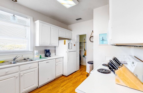 Audubon Place House | Beachy Duplex w/Full Kitchen, High-Speed WiFi, Central AC, and Washer/Dryer!