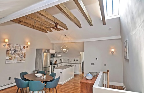 Boston Apartment | Beacon Hill Penthouse, Stately 2-bedroom apartment with AC, WiFi near MGH