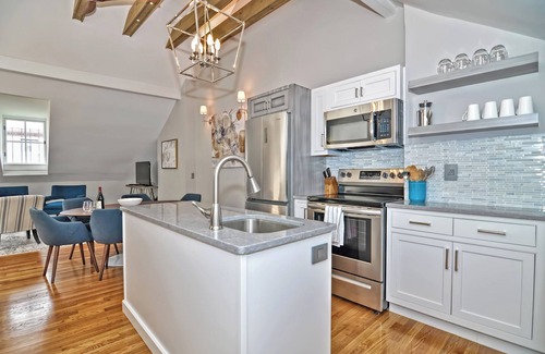 Boston Apartment | Beacon Hill Penthouse, Stately 2-bedroom apartment with AC, WiFi near MGH
