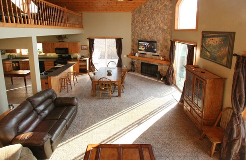 Kendall House | Beagle Beach + Hot Tub + Pontoon rental available