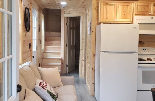 East Corinth Cabin | Bear Cabin: Charming 2-bedroom cabin with WiFi, AC in marvelous Sebec