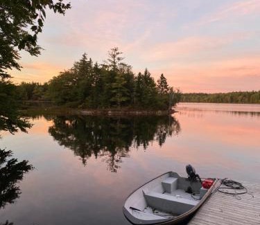 Kemptville House | Bear Cabin - Forest Retreat nearby Lake - not on waterfront