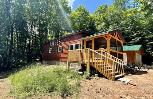 Sayner House | Bear Cub Cabin is a cozy 1 bedroom and loft oasis