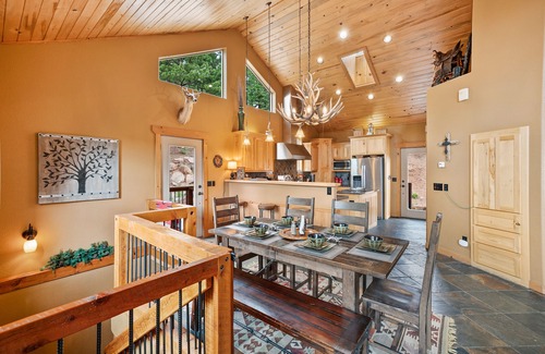 Florissant Cabin | Bear Cub Lodge- Amazing Pikes Peak View! Hot tub! Ping Pong Table! 6 Acres! WiFi