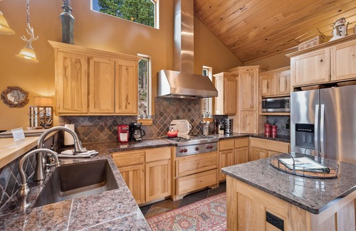 Florissant Cabin | Bear Cub Lodge- Amazing Pikes Peak View! Hot tub! Ping Pong Table! 6 Acres! WiFi