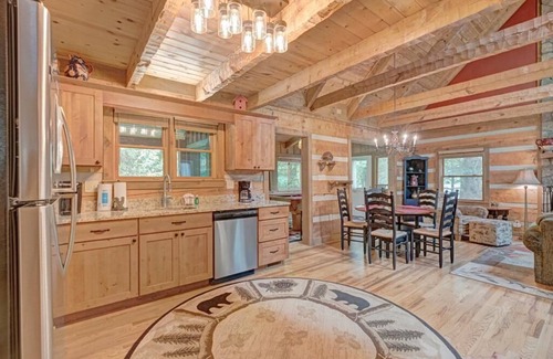 Seven Devils Cabin | Bear Den- Mountain Log Cabin, Wood Fireplace, Pool Table, Gas Grill, Hiking Trails, Skiing, Zipli.
