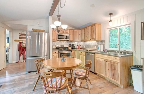 Mill Ridge House | Bear Haven- NEW PROPERTY LISTING- Mountain House, Affordable, Pet Friendly, Seasonal Pool, Tennis.