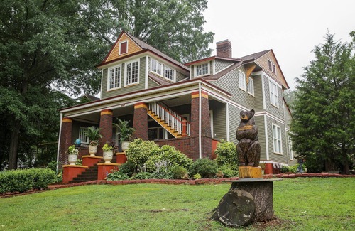 St. Elmo Improvement League Apartment | Bear House 1890, Workman Wing, Upgraded Detailed Amenities, Walk to Cafes, Shops