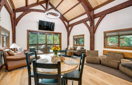 Sutter Creek House | Bear Lodge Waterfront Cabin with Level 2 EV Charger