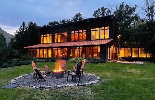 Hailey Ski Chalet | Bear Lodge with private Pool, Hottub, and Sauna!
