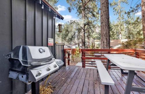 Big Bear Lake House | Bear Paw Cottage~ Hot Tub~ Resort Base Camp Cottage~