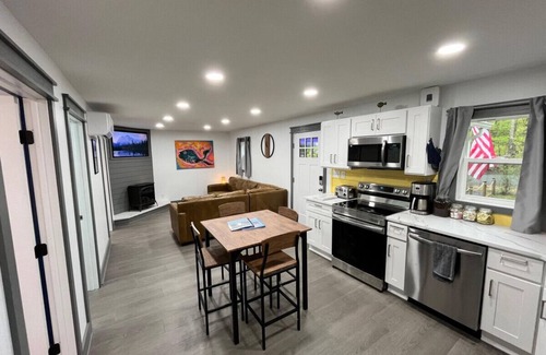 Hawley House | Bear Run Bungalow |Kayaks|Hot Tub|Walk to Lake!
