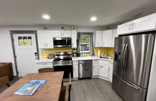 Hawley House | Bear Run Bungalow |Kayaks|Hot Tub|Walk to Lake!