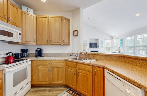 Ocean View Condo | Bear Trap Dunes 2nd floor condo w/tennis court, basketball court, & golf